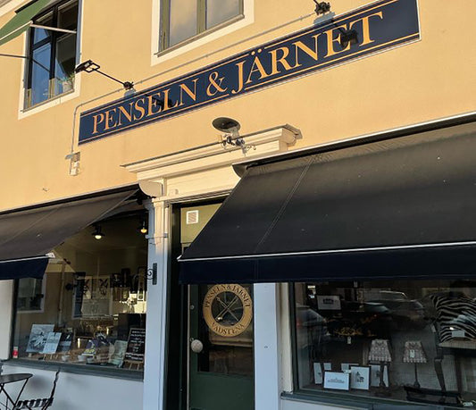 the logotyp on Penseln och Järnets door